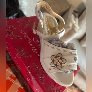 Elegant White Sandals with Floral Accent